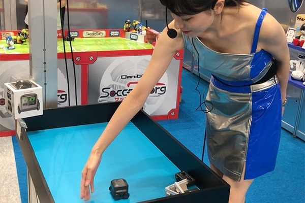 【速報】タカラトミーがオムニボットの新製品「ハロー！QB」を発表！表情豊かでハンドジェスチャーが楽しい友だちロボット