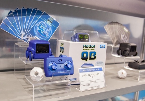 【速報】タカラトミーがオムニボットの新製品「ハロー！QB」を発表！表情豊かでハンドジェスチャーが楽しい友だちロボット
