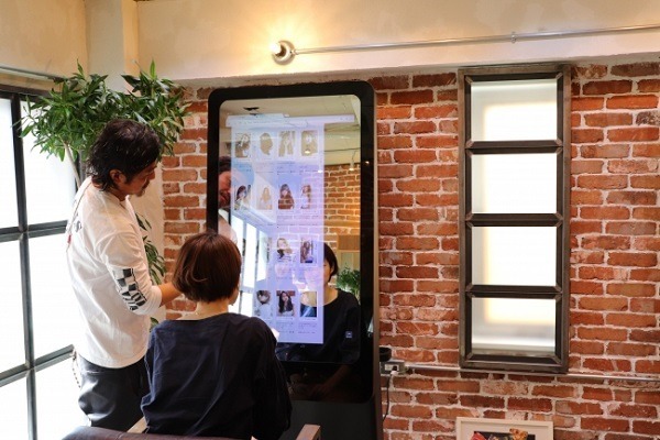 スマートミラー×画像認識技術で次世代マーケティング！顔認識システムBeeSight搭載機「デジタルサイネージジャパン2018」に展示