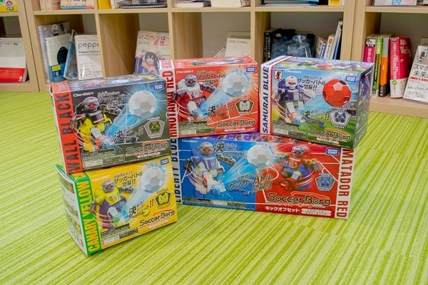 【W杯開幕記念】おじさんもお姉さんも熱中！ 「サッカーボーグ」6体で試合してみた！