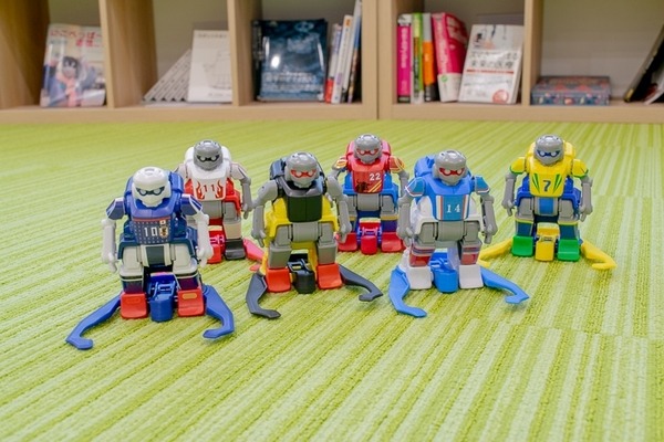 【W杯開幕記念】おじさんもお姉さんも熱中！ 「サッカーボーグ」6体で試合してみた！