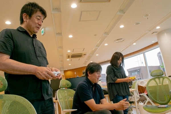 【W杯開幕記念】おじさんもお姉さんも熱中！ 「サッカーボーグ」6体で試合してみた！