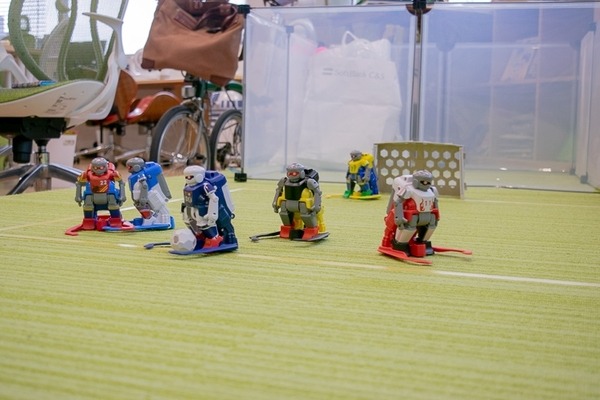 【W杯開幕記念】おじさんもお姉さんも熱中！ 「サッカーボーグ」6体で試合してみた！