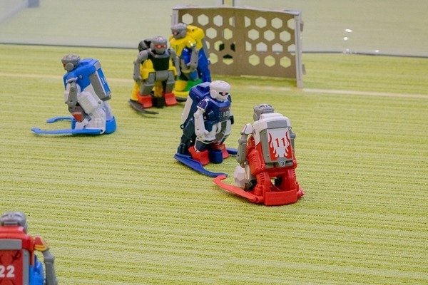 【W杯開幕記念】おじさんもお姉さんも熱中！ 「サッカーボーグ」6体で試合してみた！