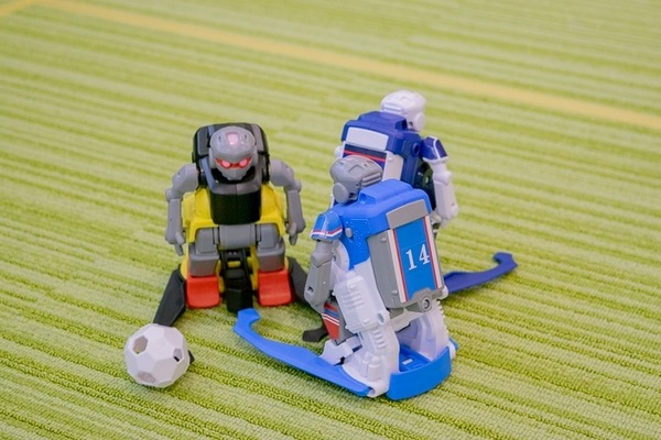 【W杯開幕記念】おじさんもお姉さんも熱中！ 「サッカーボーグ」6体で試合してみた！