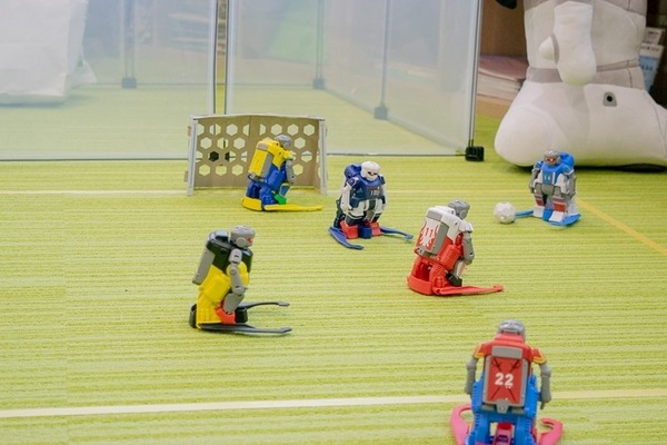 【W杯開幕記念】おじさんもお姉さんも熱中！ 「サッカーボーグ」6体で試合してみた！