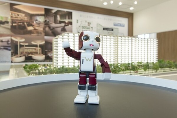 ロボットクリエイターの高橋智隆さんがロボスタオフィスにやってきた！ 高橋さんのロボットが愛される理由とは