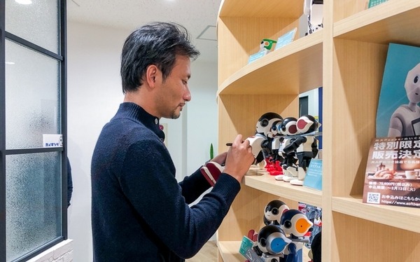 ロボットクリエイターの高橋智隆さんがロボスタオフィスにやってきた！ 高橋さんのロボットが愛される理由とは