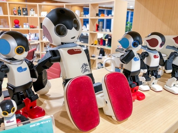 ロボットクリエイターの高橋智隆さんがロボスタオフィスにやってきた！ 高橋さんのロボットが愛される理由とは