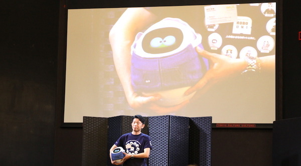 【限定10台】タマゴ型会話ロボット「TAPIA」(タピア)の２周年記念企画、オリジナルユニフォーム着用モデル(ロボユニ)を限定発売