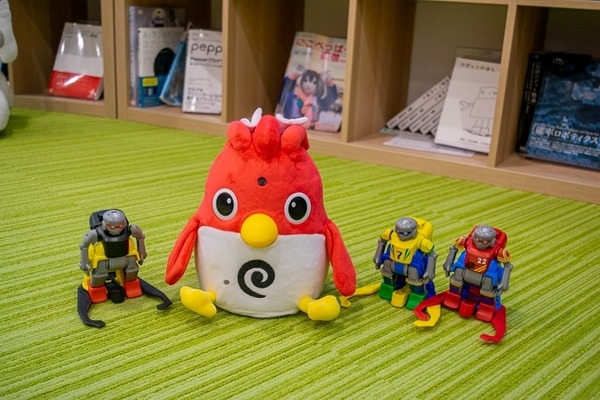 英会話ロボット「Charpy（チャーピー）」開封の儀！ aiboも興味津々