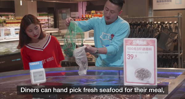 中国アリババが展開する「ロボットレストラン」は新鮮な食材で料理を提供する