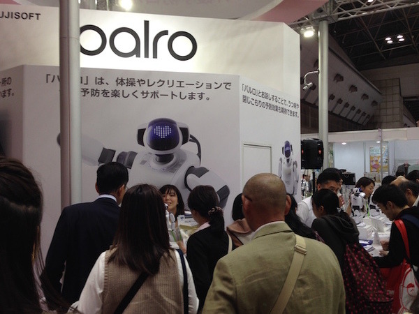 「第42回 国際福祉機器展 H.C.R.2015」で活躍するサービスロボットを見に行ってきた。