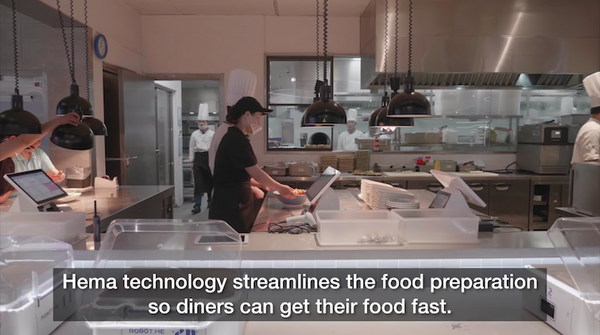 中国アリババが展開する「ロボットレストラン」は新鮮な食材で料理を提供する