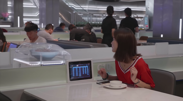 中国アリババが展開する「ロボットレストラン」は新鮮な食材で料理を提供する