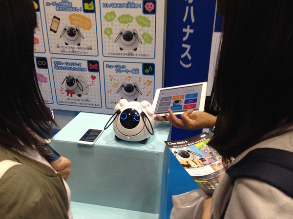 「第42回 国際福祉機器展 H.C.R.2015」で活躍するサービスロボットを見に行ってきた。