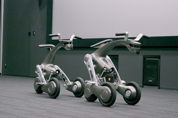 【動画あり】バイクに変形するロボット「CanguRo」千葉工大fuRoが開発　人機一体の操作性