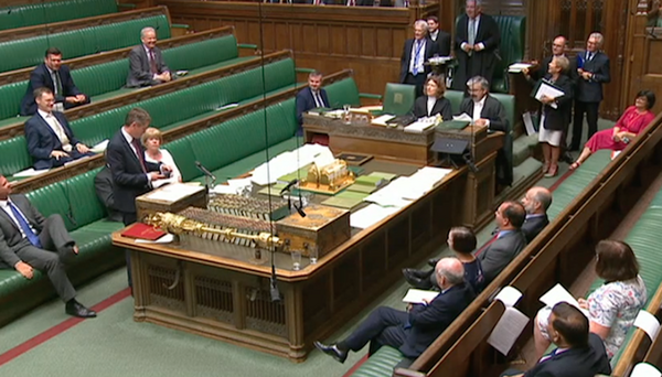 英国防相が議会でスピーチ中に誤ってSiriを起動、これは焦る。