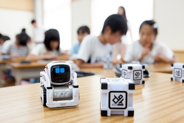 AIロボット「COZMO」のプログラミング授業を子ども達が笑顔で体験！「タカラトミー出張授業」千葉・風早南部小学校で