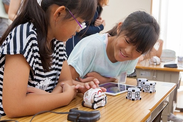 AIロボット「COZMO」のプログラミング授業を子ども達が笑顔で体験！「タカラトミー出張授業」千葉・風早南部小学校で