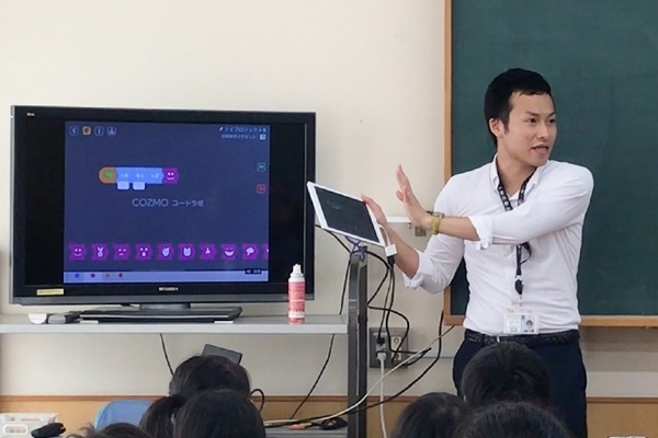 AIロボット「COZMO」のプログラミング授業を子ども達が笑顔で体験！「タカラトミー出張授業」千葉・風早南部小学校で