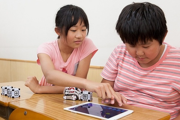 AIロボット「COZMO」のプログラミング授業を子ども達が笑顔で体験！「タカラトミー出張授業」千葉・風早南部小学校で
