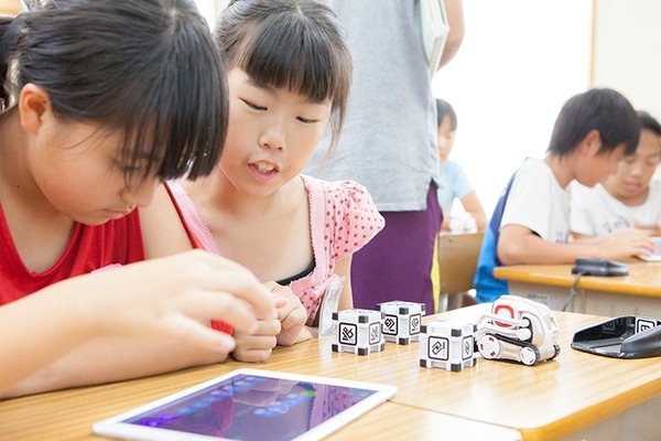 AIロボット「COZMO」のプログラミング授業を子ども達が笑顔で体験！「タカラトミー出張授業」千葉・風早南部小学校で