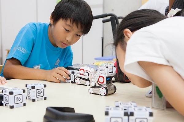 AIロボット「COZMO」のプログラミング授業を子ども達が笑顔で体験！「タカラトミー出張授業」千葉・風早南部小学校で