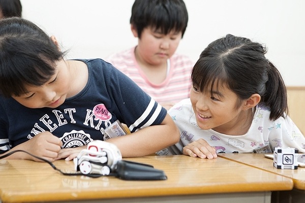 AIロボット「COZMO」のプログラミング授業を子ども達が笑顔で体験！「タカラトミー出張授業」千葉・風早南部小学校で