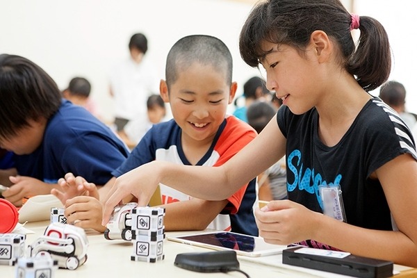 AIロボット「COZMO」のプログラミング授業を子ども達が笑顔で体験！「タカラトミー出張授業」千葉・風早南部小学校で