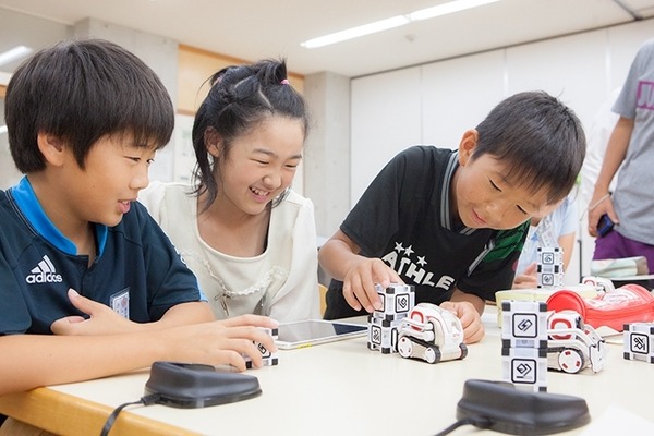 AIロボット「COZMO」のプログラミング授業を子ども達が笑顔で体験！「タカラトミー出張授業」千葉・風早南部小学校で