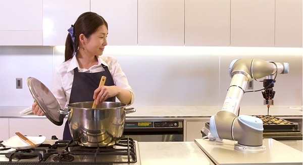 たこ焼きを作るロボットが更に進化！串焼きを焼いたり、牛丼の盛りつけをしたり、人と協働する調理ロボット