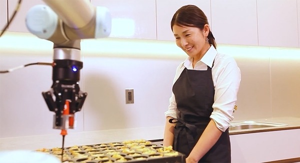 たこ焼きを作るロボットが更に進化！串焼きを焼いたり、牛丼の盛りつけをしたり、人と協働する調理ロボット