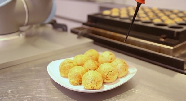 たこ焼きを作るロボットが更に進化！串焼きを焼いたり、牛丼の盛りつけをしたり、人と協働する調理ロボット