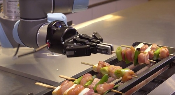 たこ焼きを作るロボットが更に進化！串焼きを焼いたり、牛丼の盛りつけをしたり、人と協働する調理ロボット