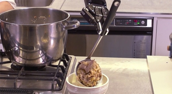 たこ焼きを作るロボットが更に進化！串焼きを焼いたり、牛丼の盛りつけをしたり、人と協働する調理ロボット