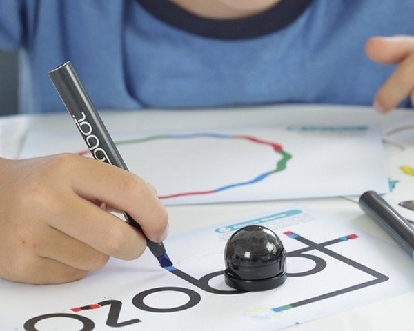 世界最小のプログラミング教育ロボット「Ozobot」の教材セット、指導案アイディア集や配布資料も入ったクラスルームキットを発表