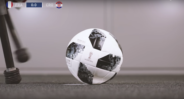 W杯決勝の裏側で4脚ロボット同士がサッカー対決