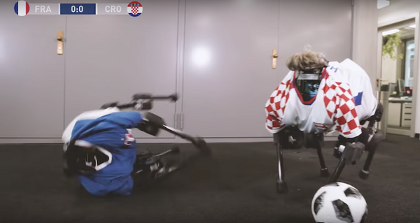 W杯決勝の裏側で4脚ロボット同士がサッカー対決