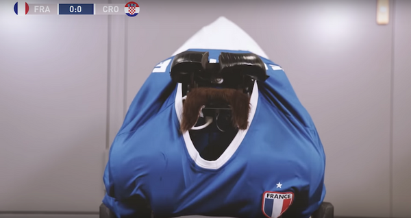 W杯決勝の裏側で4脚ロボット同士がサッカー対決