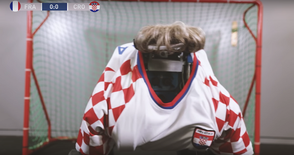 W杯決勝の裏側で4脚ロボット同士がサッカー対決