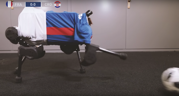 W杯決勝の裏側で4脚ロボット同士がサッカー対決