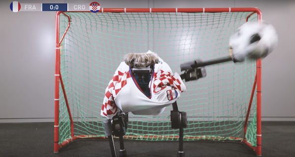 W杯決勝の裏側で4脚ロボット同士がサッカー対決