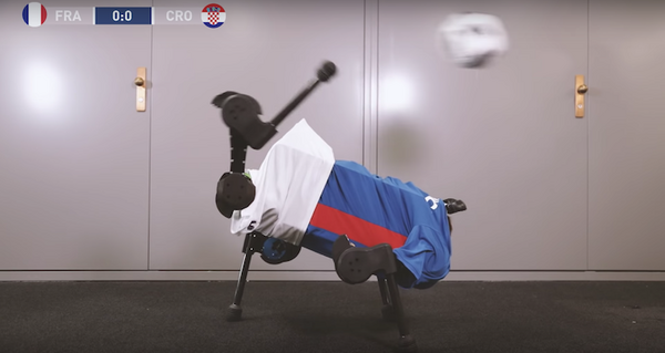 W杯決勝の裏側で4脚ロボット同士がサッカー対決