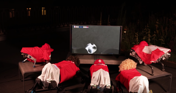 W杯決勝の裏側で4脚ロボット同士がサッカー対決