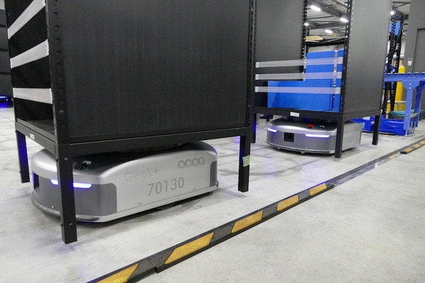 協栄産業とギークプラス、アッカ・インターナショナルの現場で活躍する物流ロボット見学会を開催
