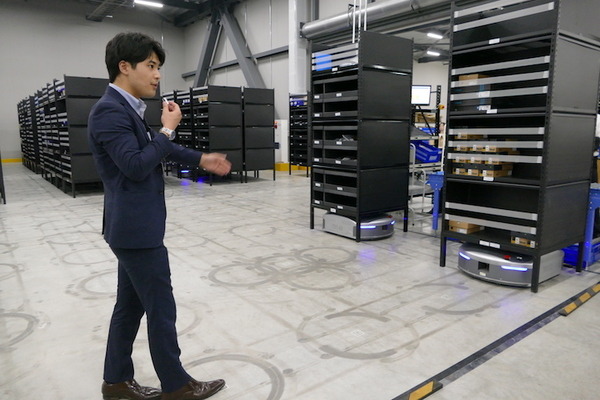 協栄産業とギークプラス、アッカ・インターナショナルの現場で活躍する物流ロボット見学会を開催