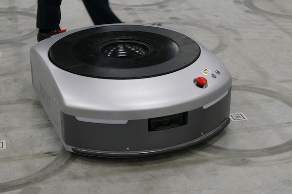 協栄産業とギークプラス、アッカ・インターナショナルの現場で活躍する物流ロボット見学会を開催