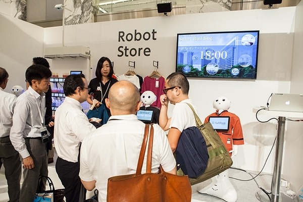 Pepperのお店にようこそ！色違い商品の在庫確認や気になる商品の解説はロボットにおまかせ！SoftBank Worldで