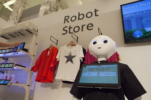 Pepperのお店にようこそ！色違い商品の在庫確認や気になる商品の解説はロボットにおまかせ！SoftBank Worldで
